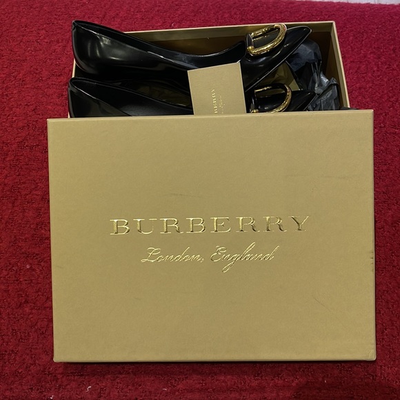 Burberry Flanagan D-Ring Pumps. Made in Italy. Size: US 8 1/2, UK 6, EUR 39 - Picture 15 of 16